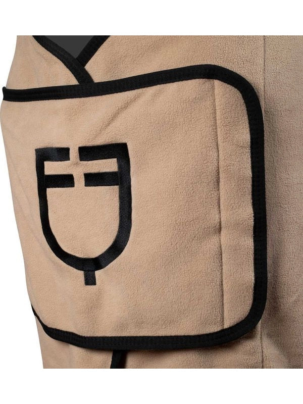 Coperta in pile con chiusura frontale con flap